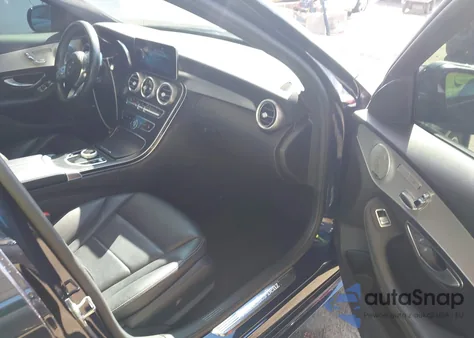 2019 Mercedes-Benz C 300 z USA, uszkodzony, nr VIN 55SWF8DB2KU320345